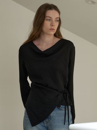 A WRINKLE WRAP BLOUSE_BLACK
