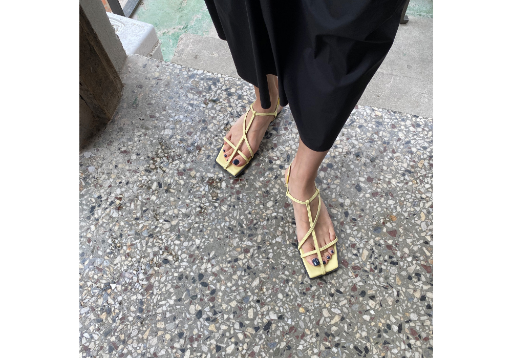 [50%할인] Yves Sandals Leather Lemon Yellow 240 - 교환반품불가 -