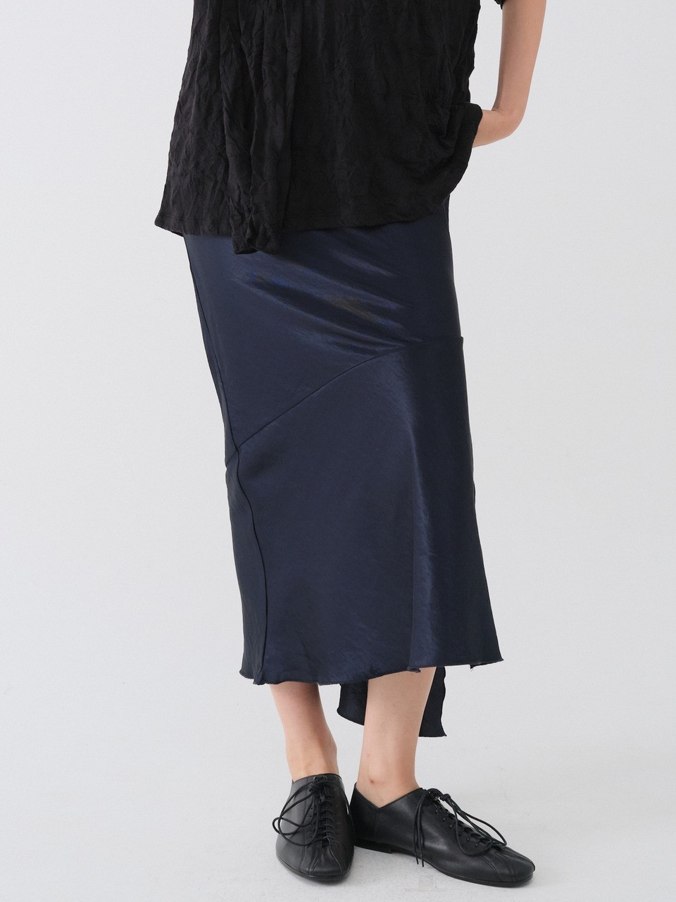BIAS SATIN LONG SKIRT_NAVY 사진 2/4