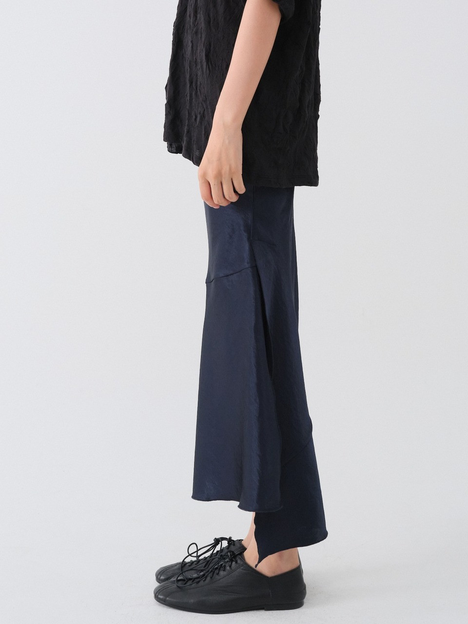 BIAS SATIN LONG SKIRT_NAVY 사진 3/4