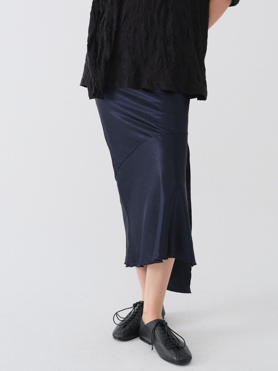 BIAS SATIN LONG SKIRT_NAVY 사진 4/4