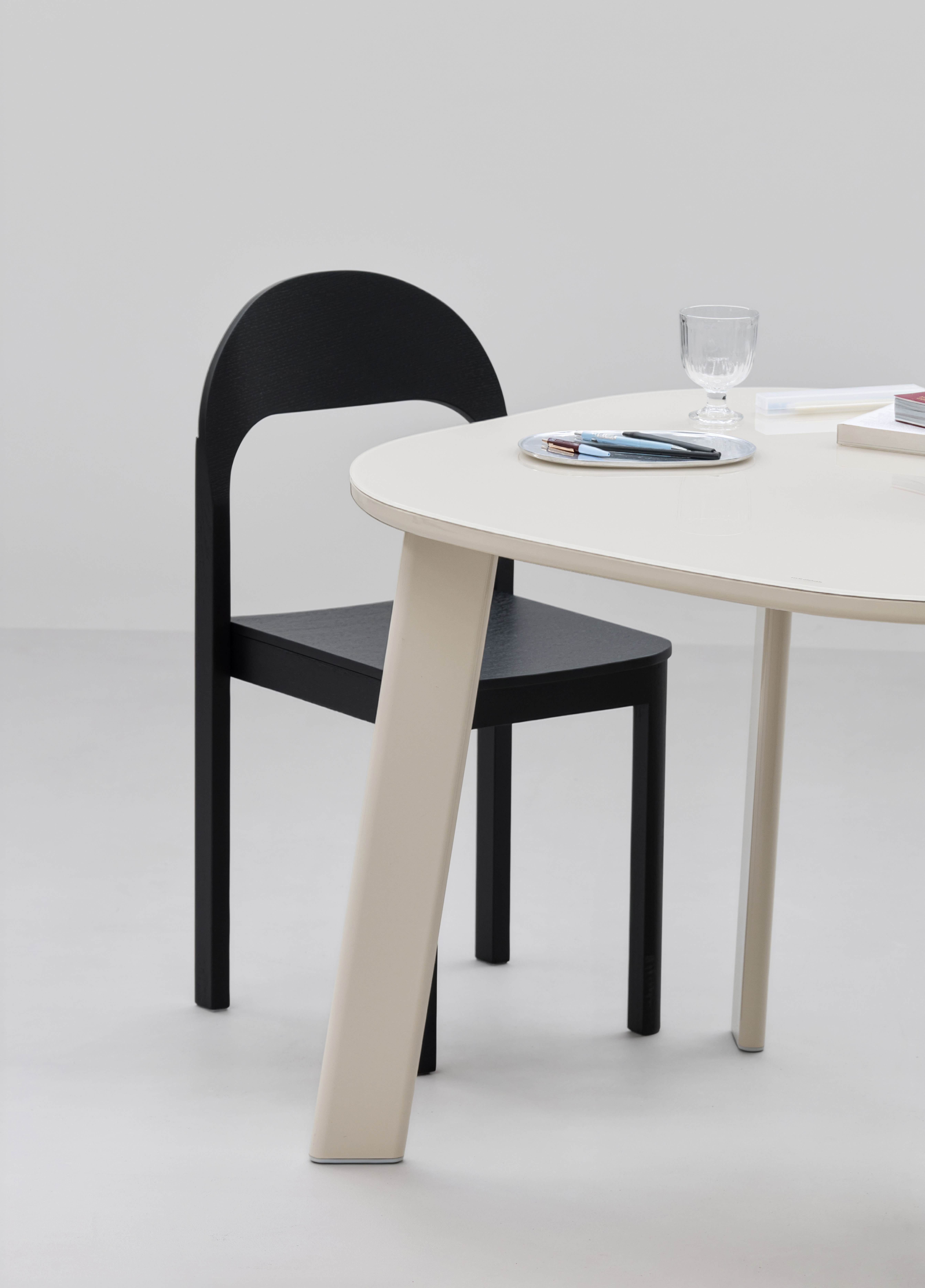 Nua | Table