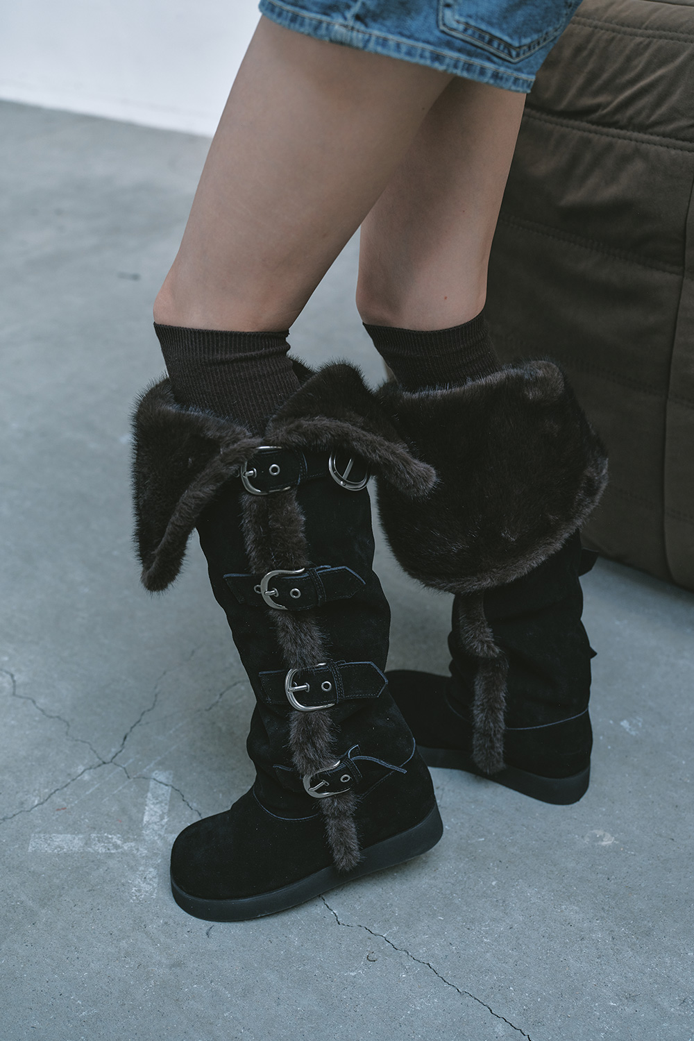 FUR-TRIMMED MULTI-BUCKLE THIGH-HIGH BOOTS / BLACK 사진 4/4