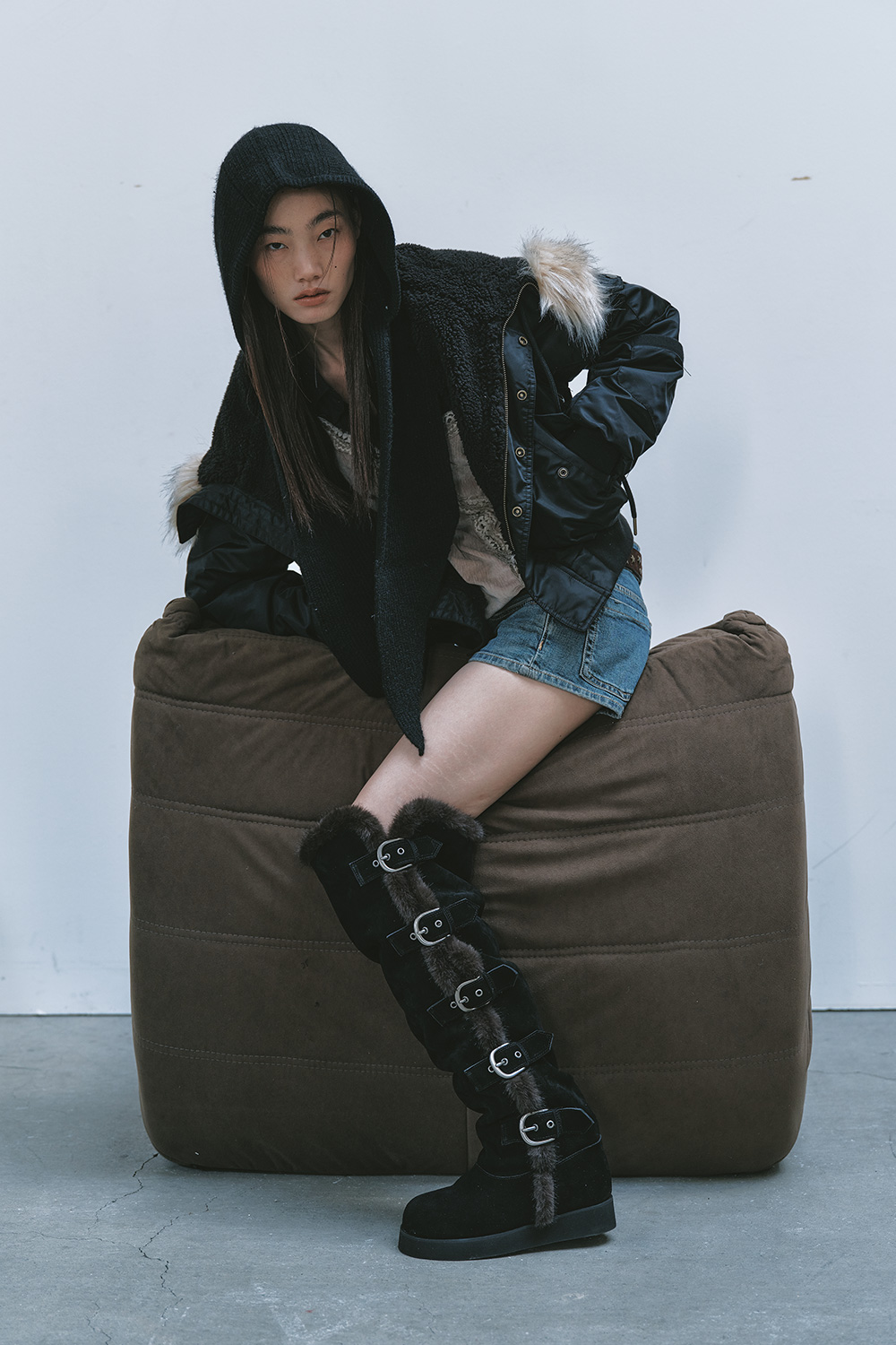 FUR-TRIMMED MULTI-BUCKLE THIGH-HIGH BOOTS / BLACK 사진 2/4