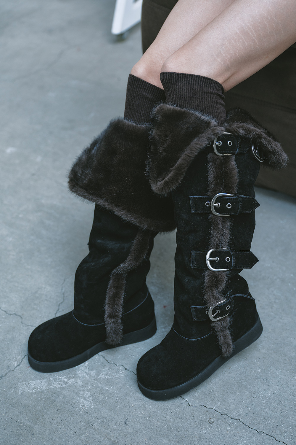 FUR-TRIMMED MULTI-BUCKLE THIGH-HIGH BOOTS / BLACK 사진 3/4