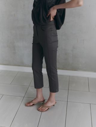 ESSENTIAL CAPRI PANTS [CHARCOAL] - Low Tide