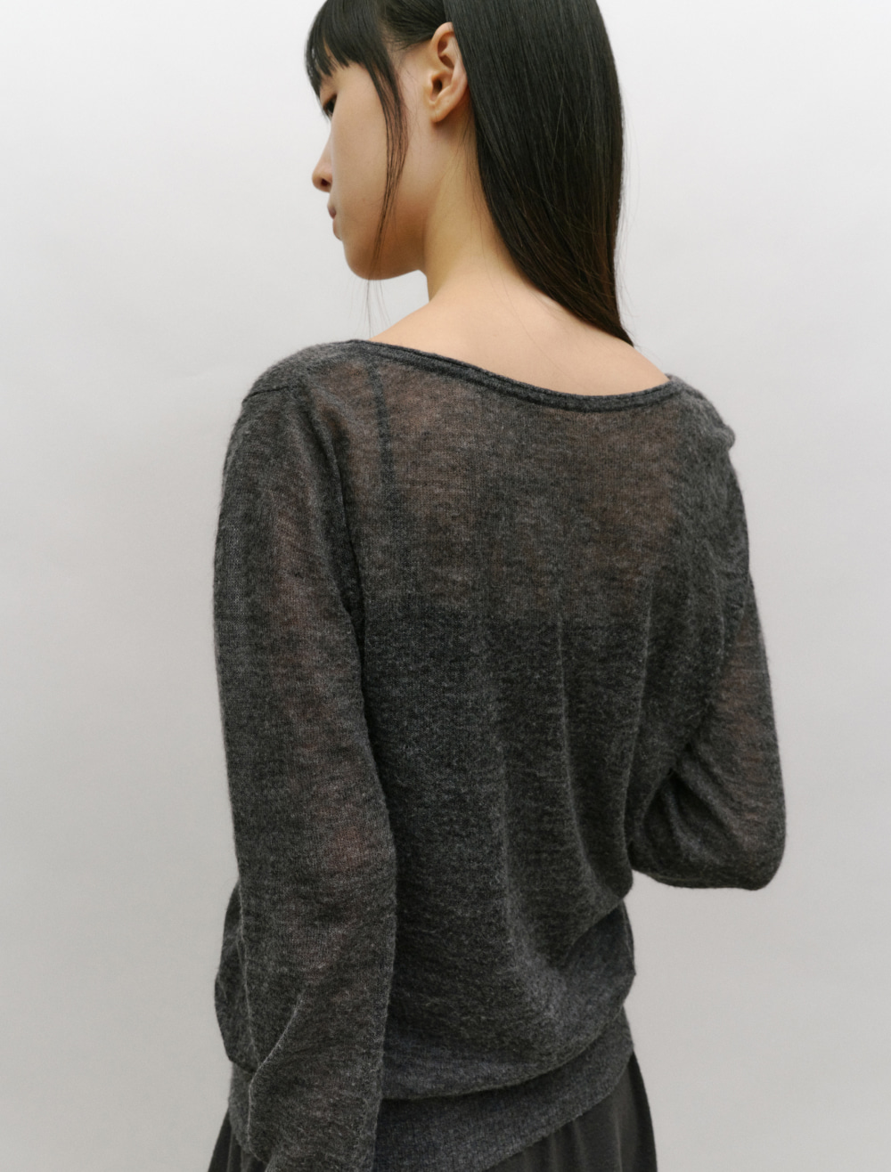 DEEP V-NECK ALPACA KNIT [CHARCOAL] - Low Tide 사진 4/4