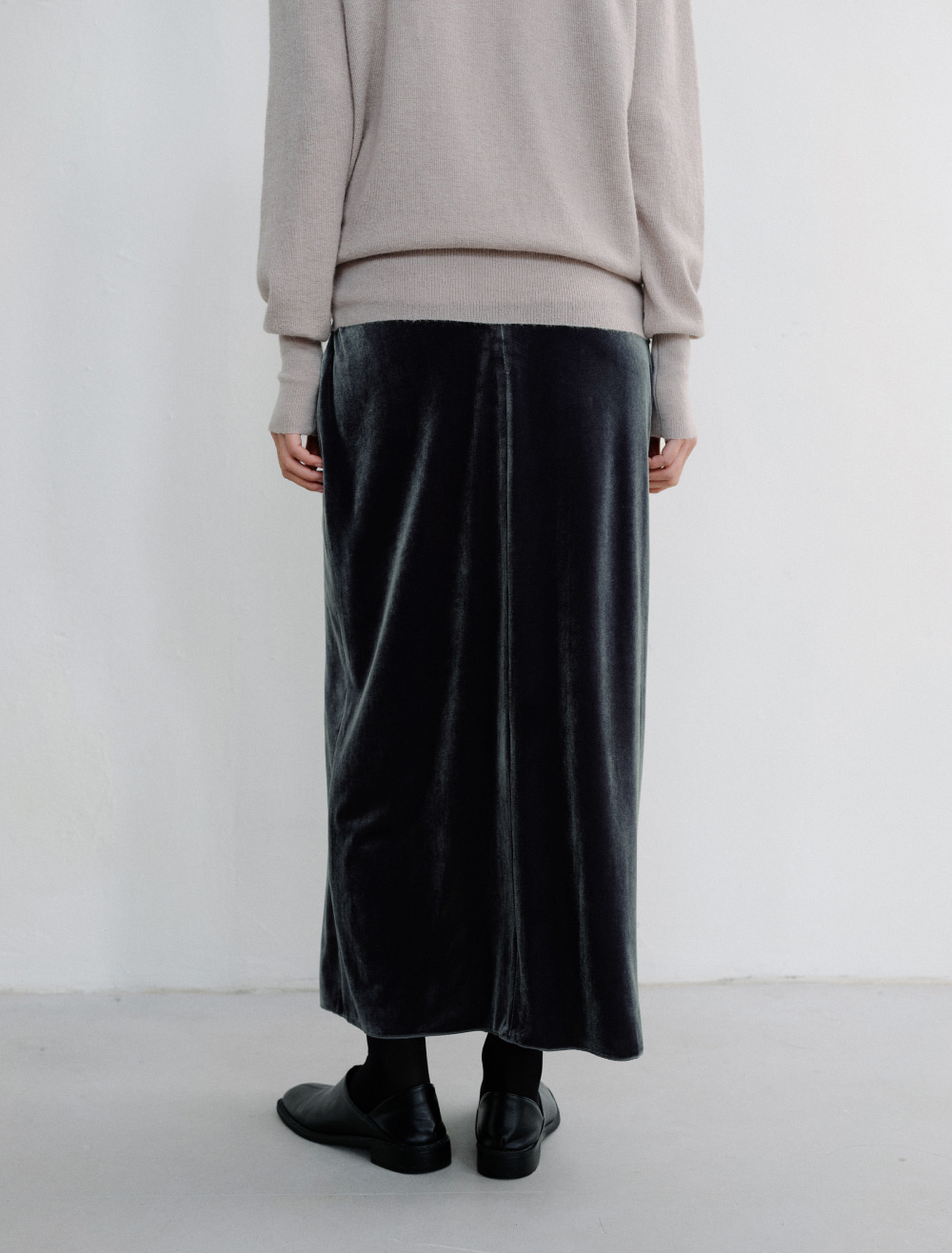SOFT VELOUR MAXI SKIRT [DARK GREY] - Low Tide 사진 2/4