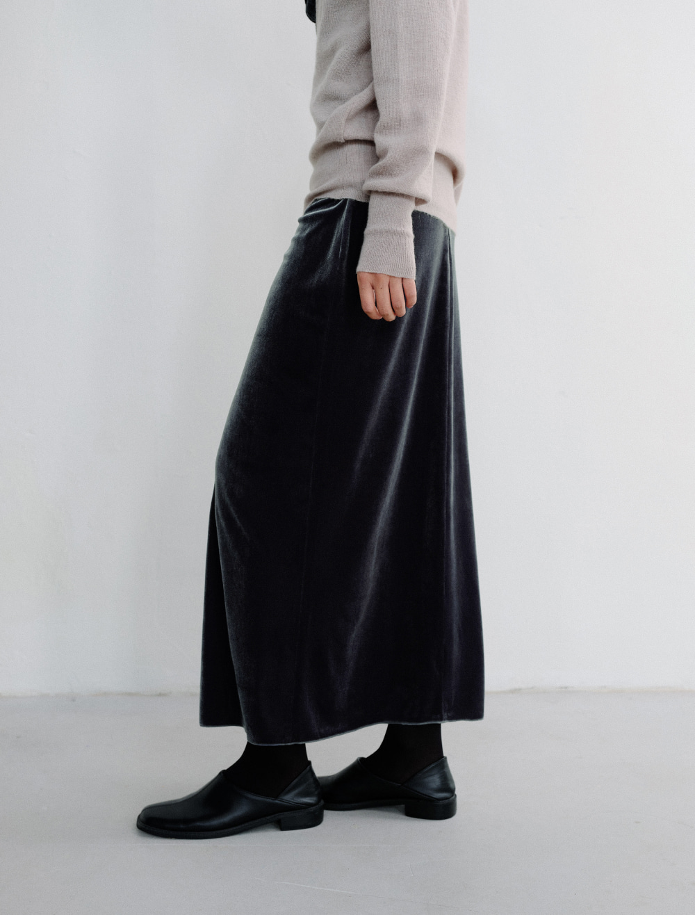 SOFT VELOUR MAXI SKIRT [DARK GREY] - Low Tide 사진 3/4