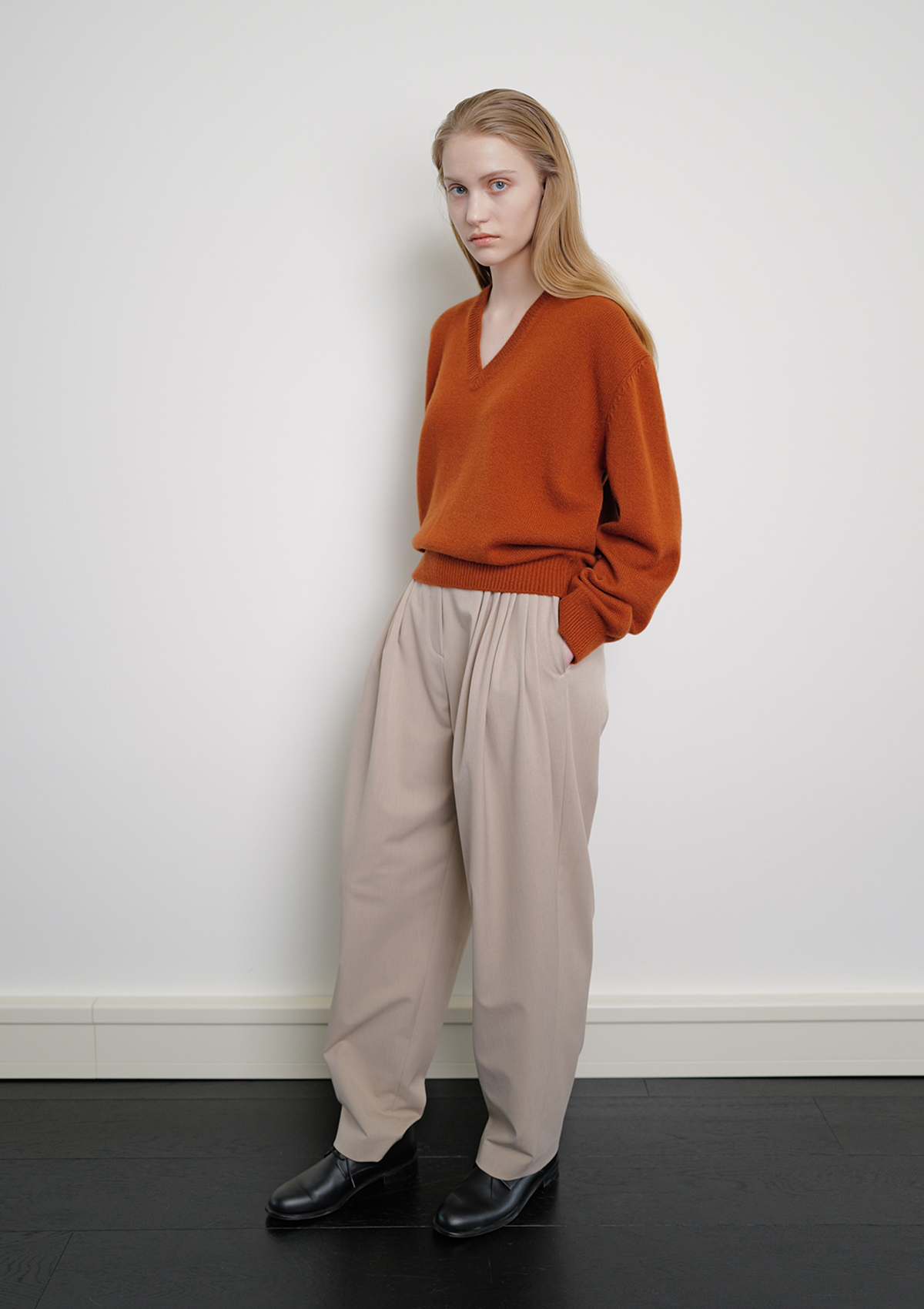 24 Deep V-Neck Knit in Brick 사진 4/4