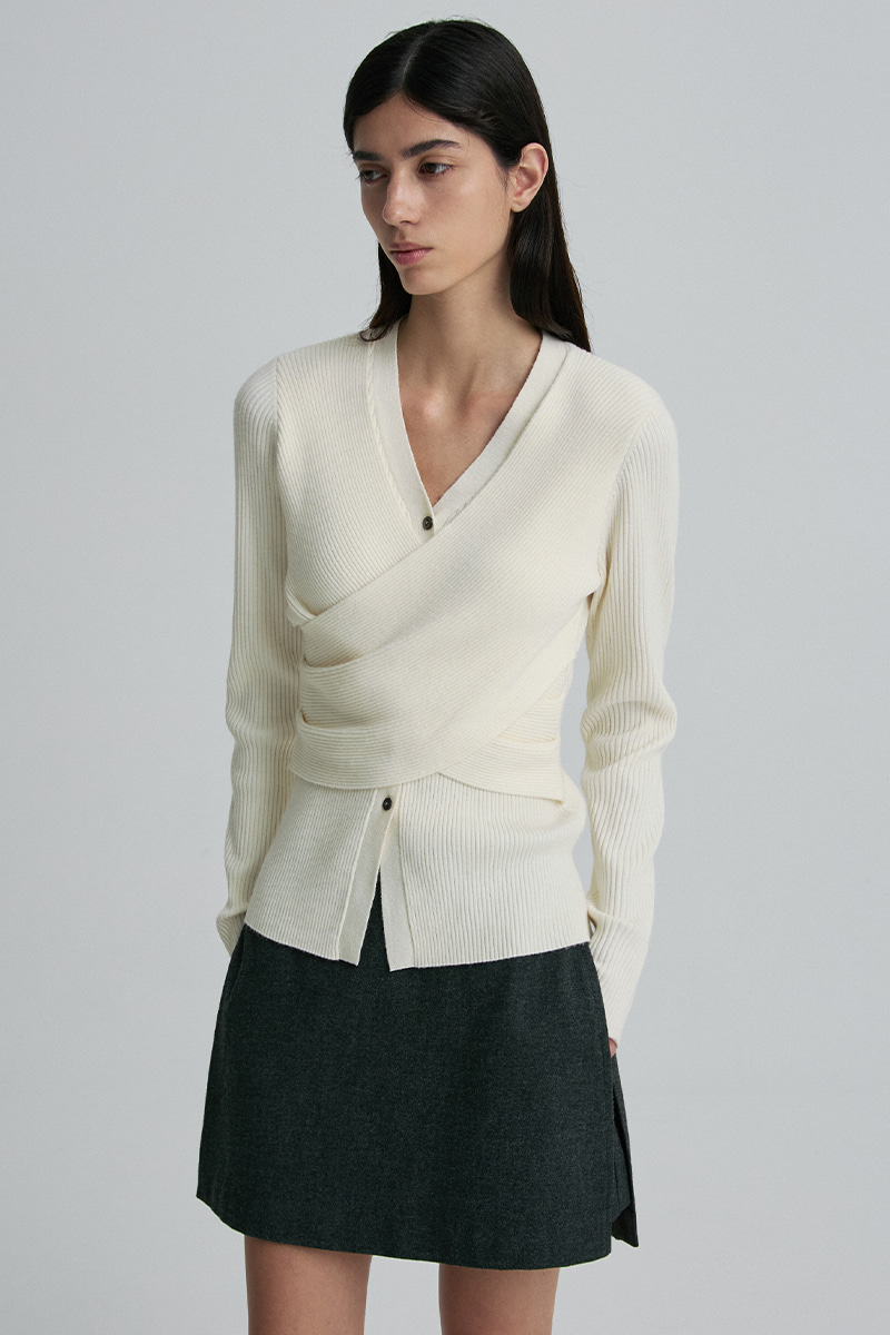 ASYMMETRIC WRAP BUTTON KNIT TOP CREMA 사진 2/4