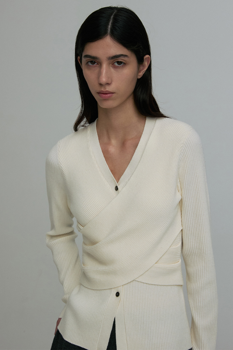 ASYMMETRIC WRAP BUTTON KNIT TOP CREMA 사진 4/4
