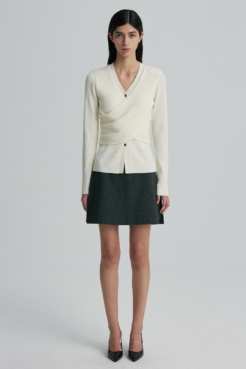 ASYMMETRIC WRAP BUTTON KNIT TOP CREMA 사진 3/4
