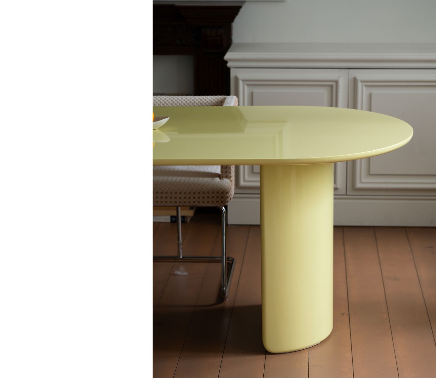 COLOR ROUND DINING TABLE