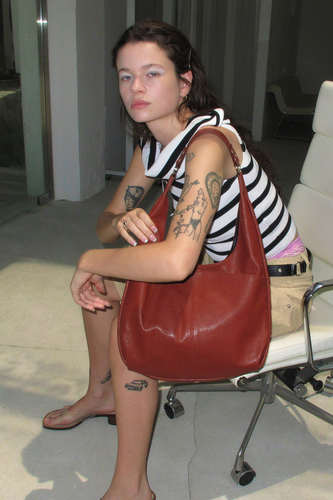 미디움 슬래쉬 호보 백 medium slash hobo bag (brick) 사진 1/4