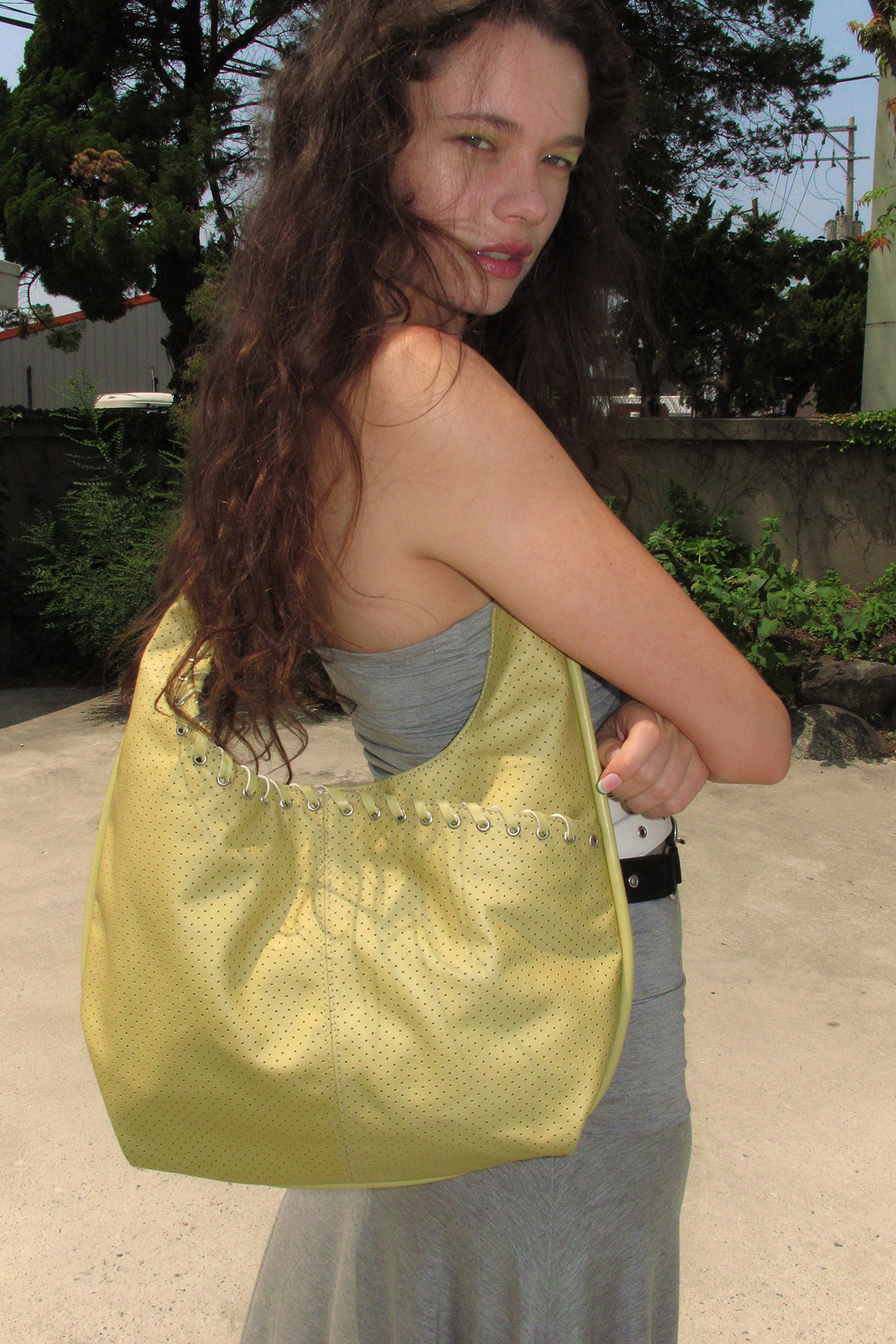 미디움 슬래쉬 호보 백 medium slash hobo bag (punching butter) 사진 1/4